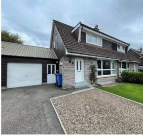 Delightful, central 3 bedroom house with garden.